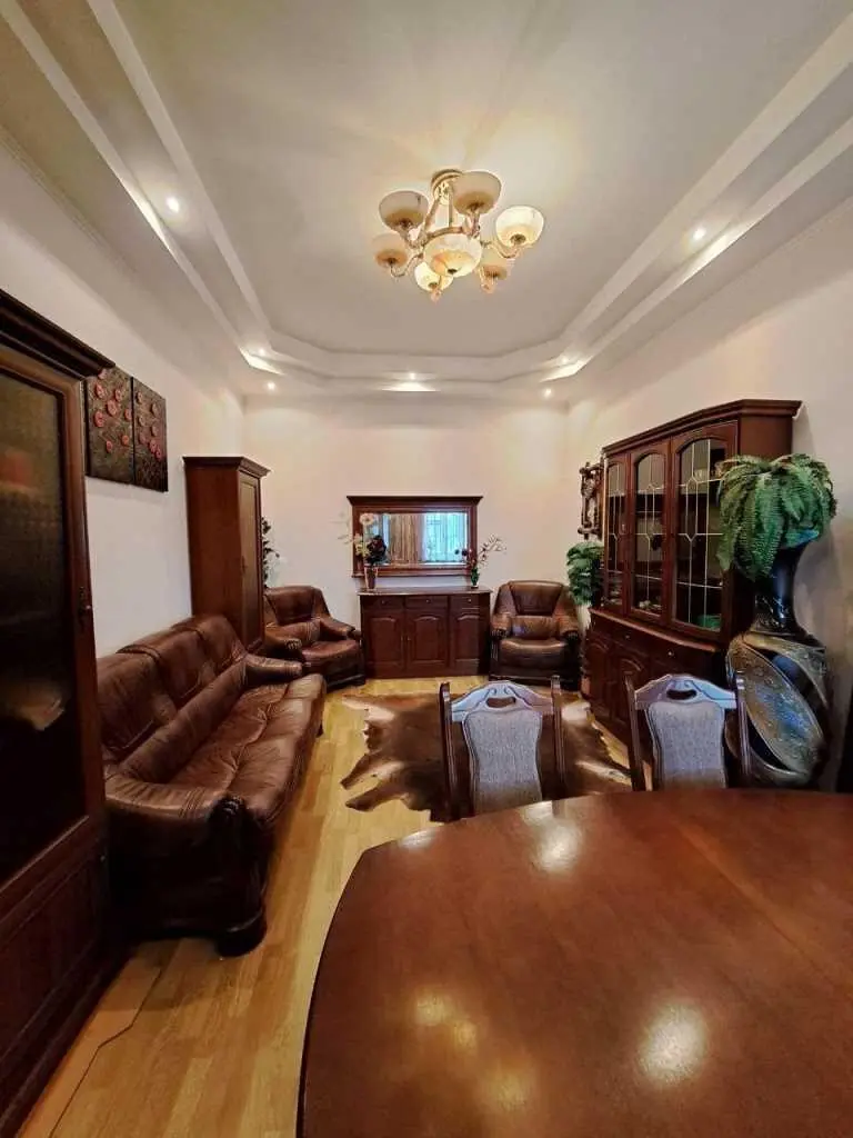 Триповерховий будинок у центрі Полтави!