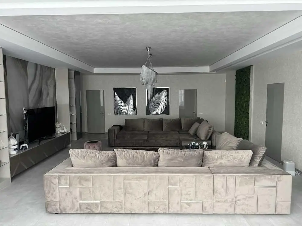 Розкіш та комфорт: Дизайнерська квартира на Стрітенській!