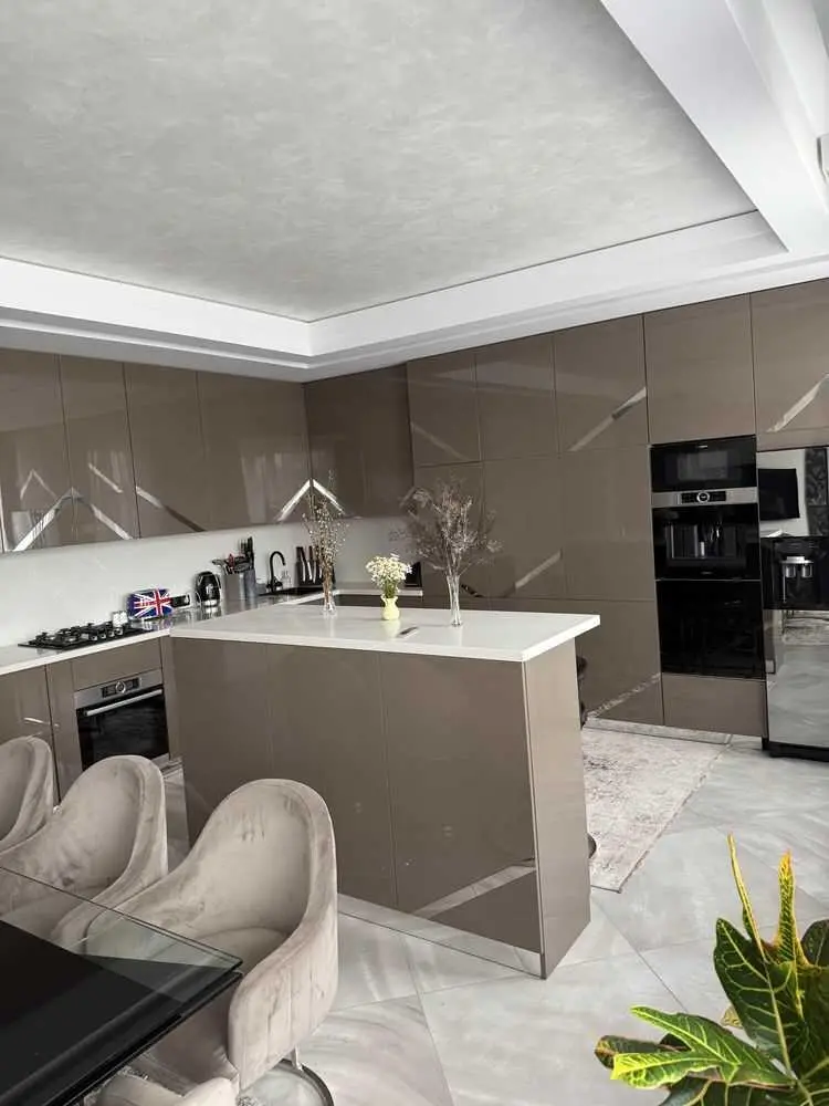 Розкіш та комфорт: Дизайнерська квартира на Стрітенській!