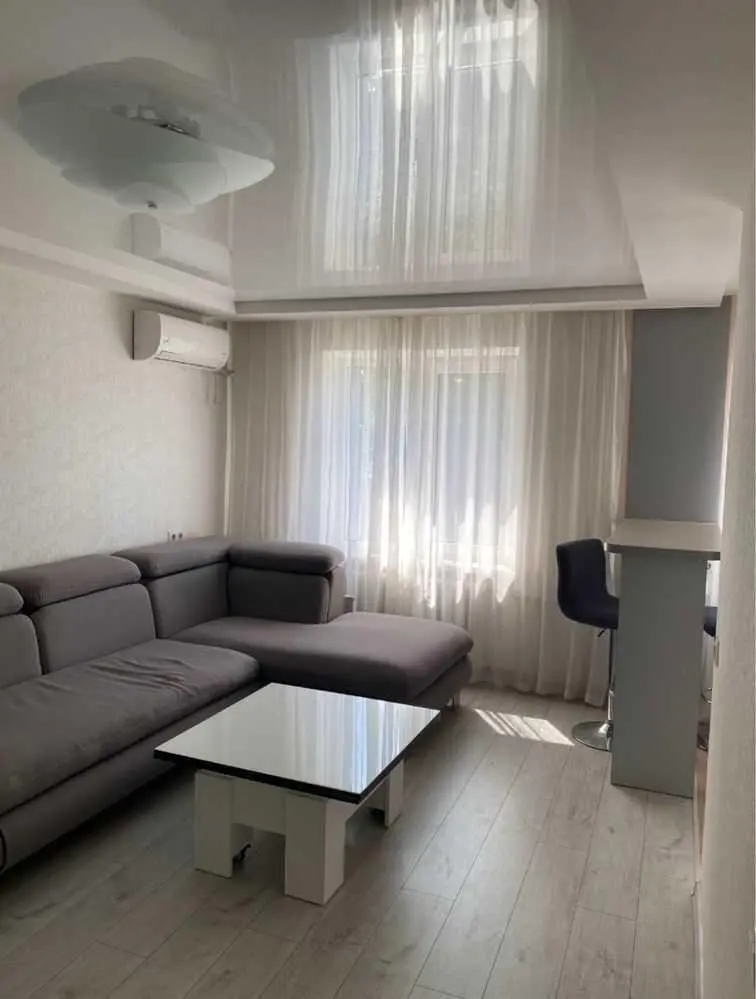 Простора 3-кімнатна квартира-студія на Браїлках!