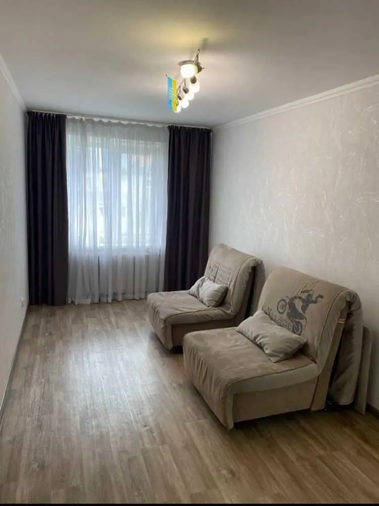 Простора 3-кімнатна квартира-студія на Браїлках!