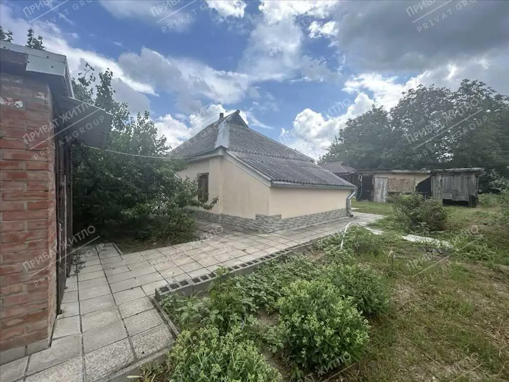 Затишний будинок з ділянкою в передмісті Полтави