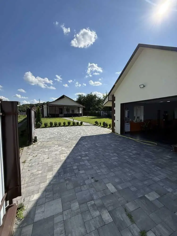 Новий будинок в Петрівці