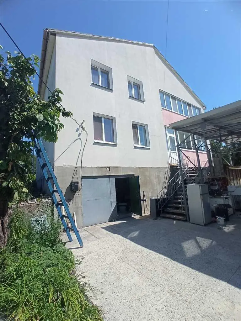 Будинок під хостел або для великої родини в Яру