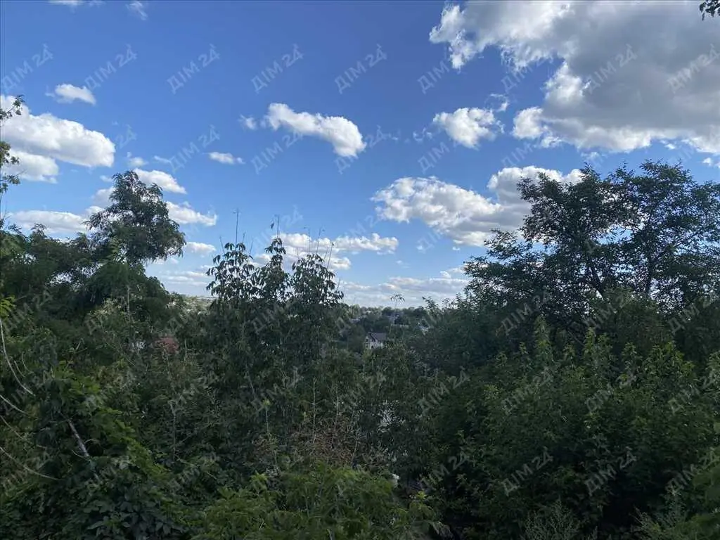 Ділянка центральній частині міста з неймовірним краєвидом.