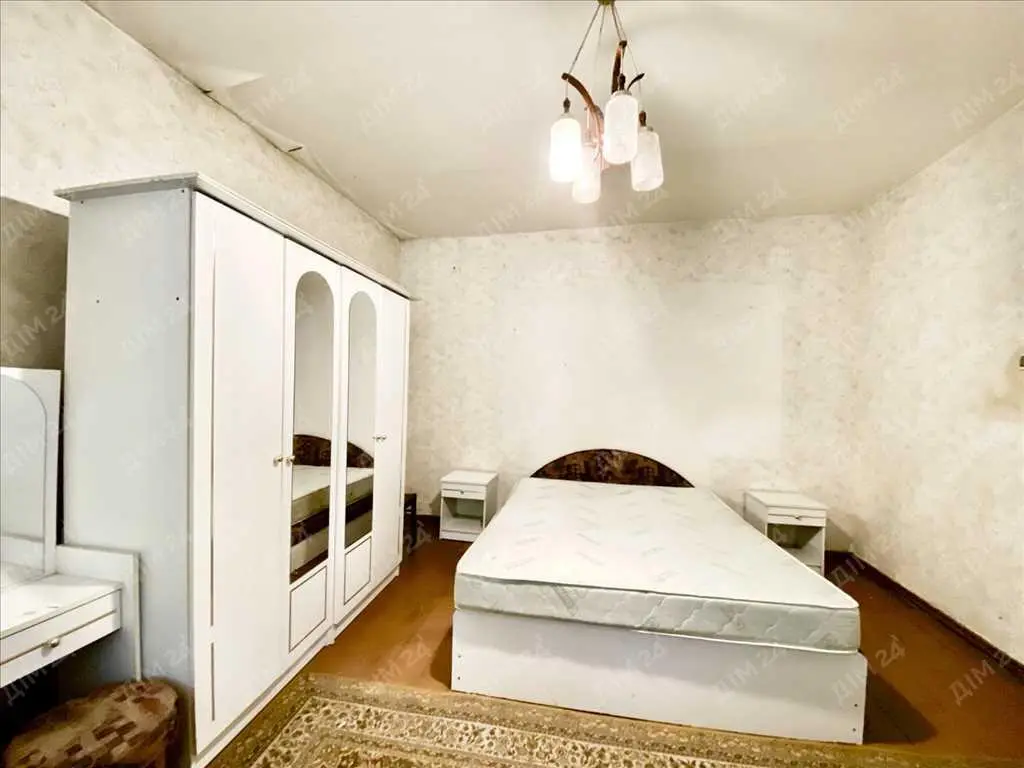 Цегляний будинок з окремою ділянкою в місті.