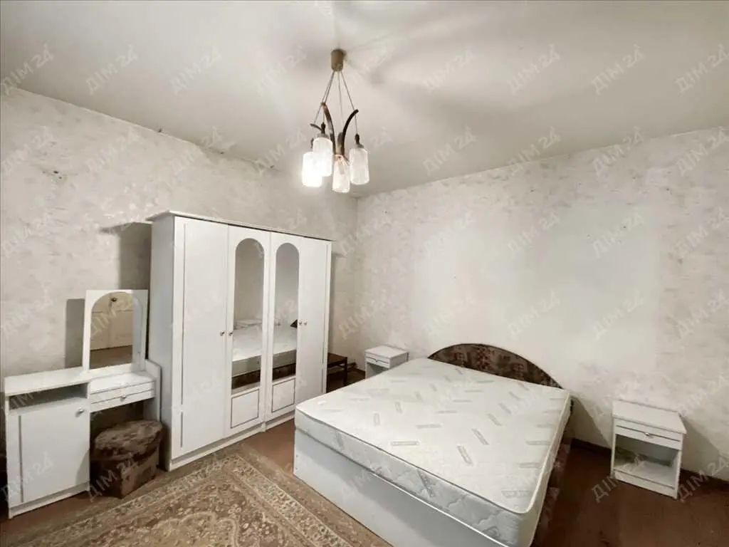 Цегляний будинок з окремою ділянкою в місті.