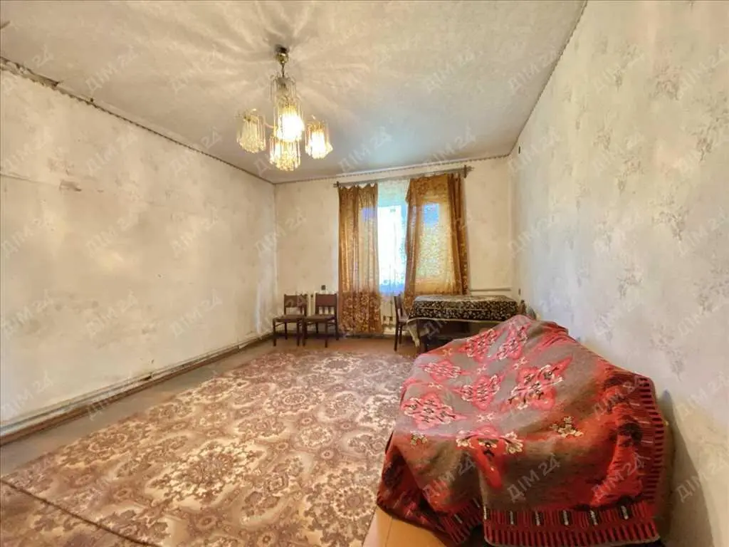 Цегляний будинок з окремою ділянкою в місті.