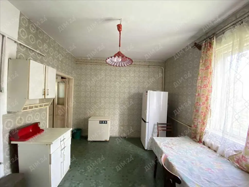 Цегляний будинок з окремою ділянкою в місті.