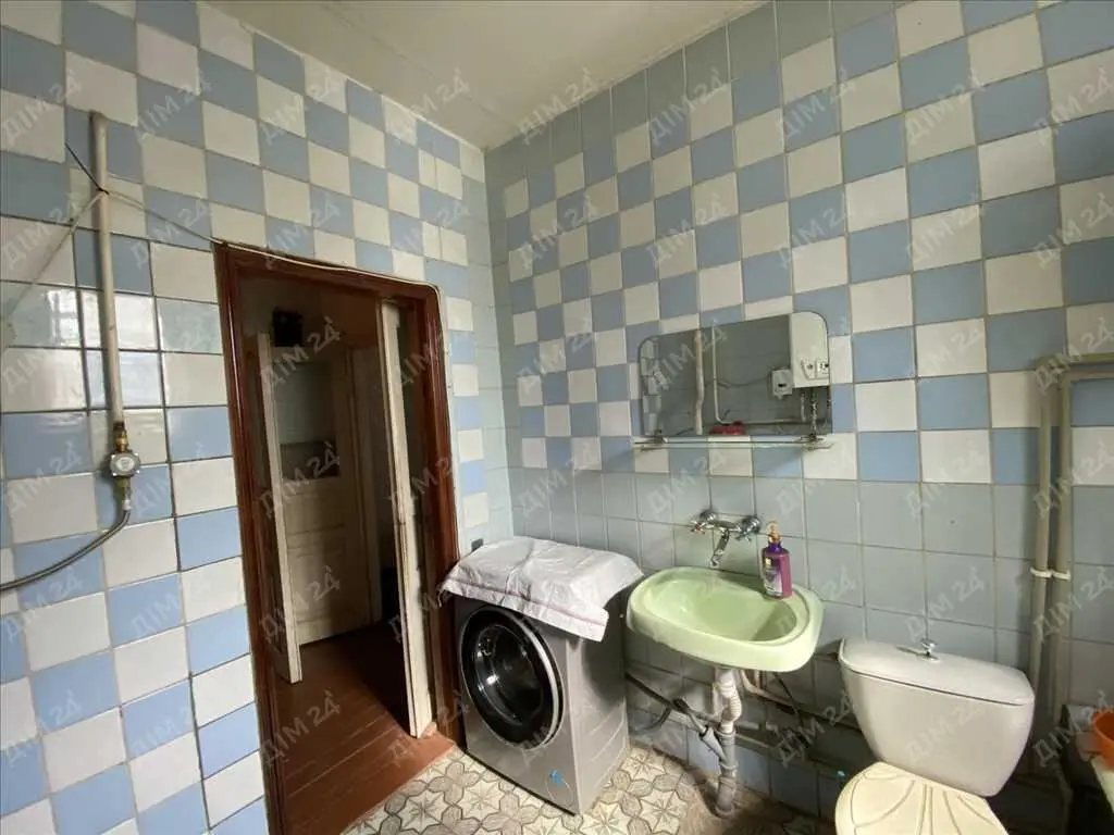 Цегляний будинок з окремою ділянкою в місті.