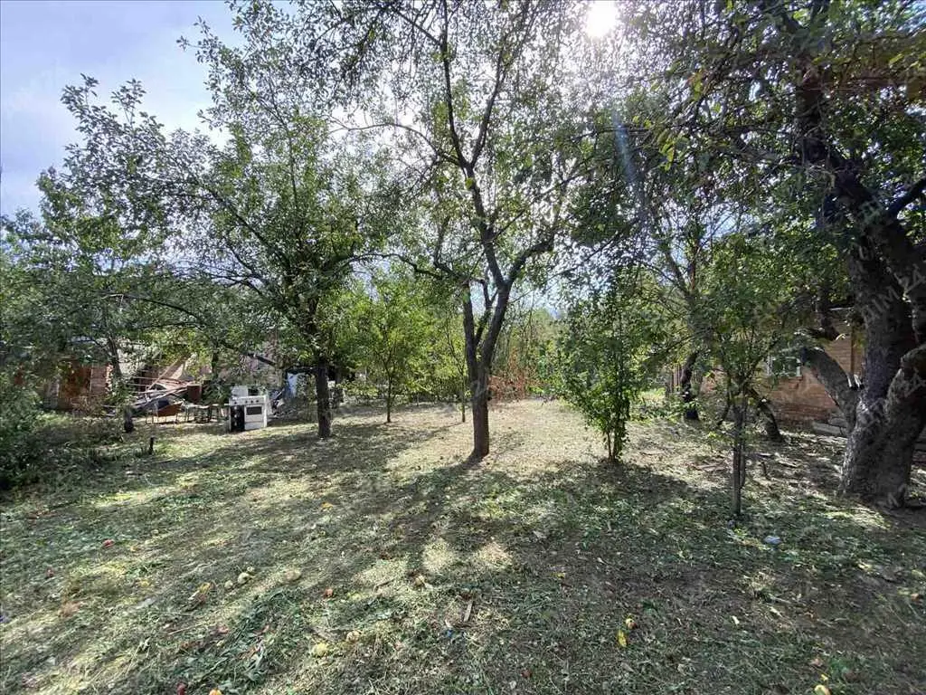 Цегляний будинок з окремою ділянкою в місті.