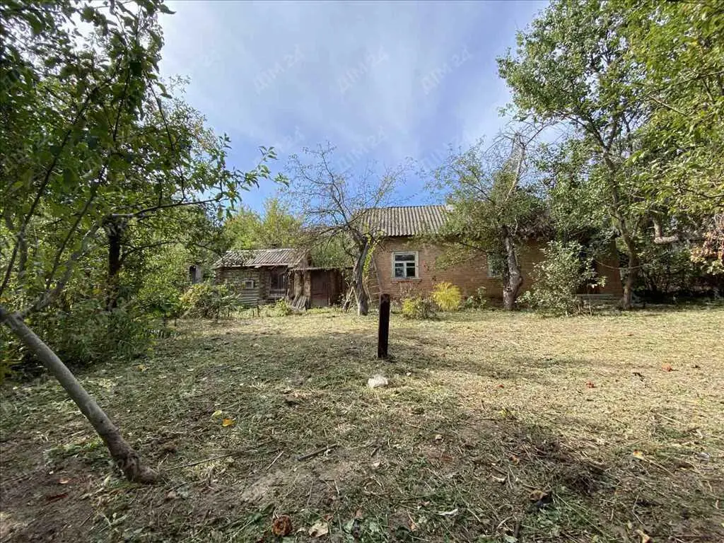 Цегляний будинок з окремою ділянкою в місті.