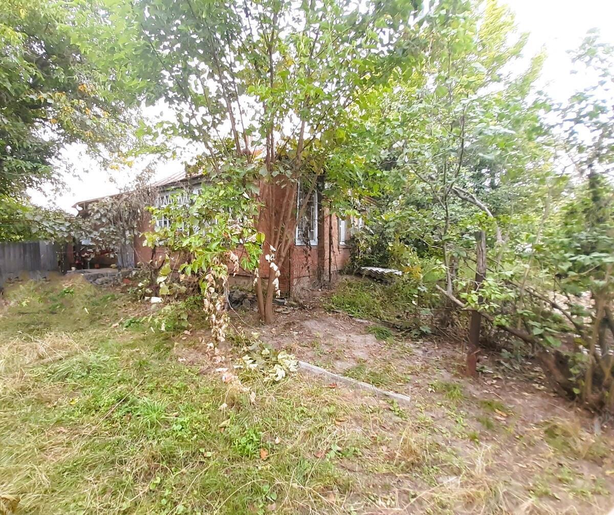 Сем`янівка. Будинок з комунікаціями біля річки.