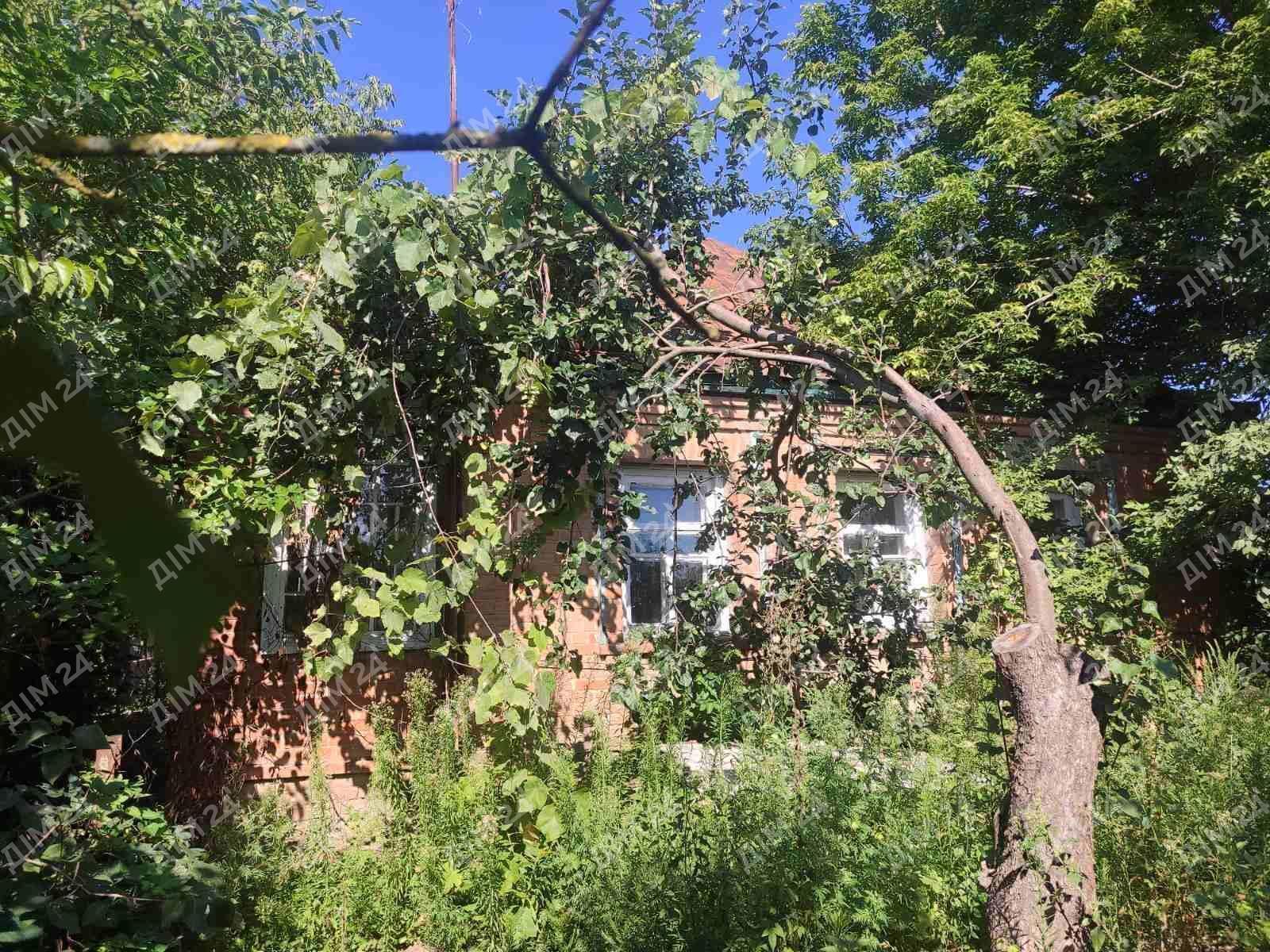 Сем`янівка. Будинок з комунікаціями біля річки.