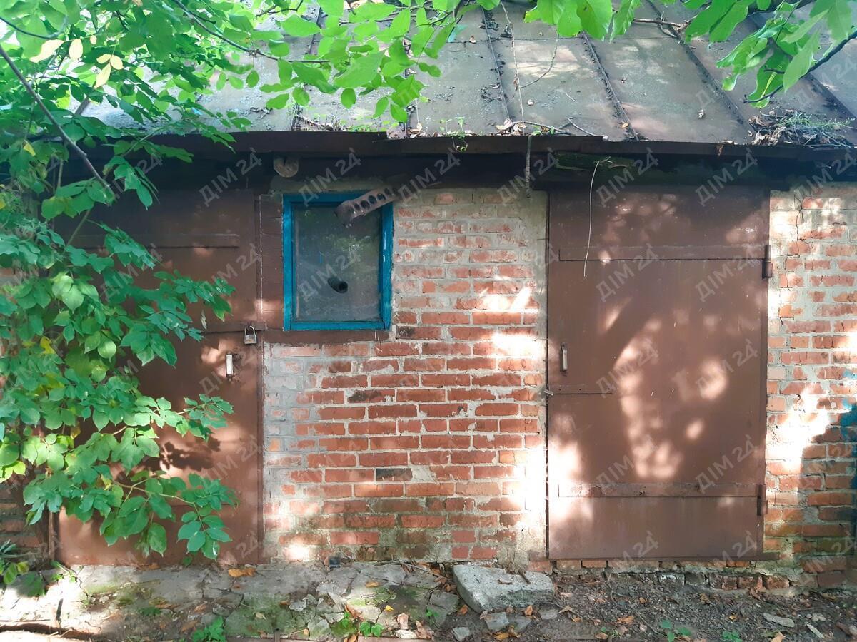 Сем`янівка. Будинок з комунікаціями біля річки.