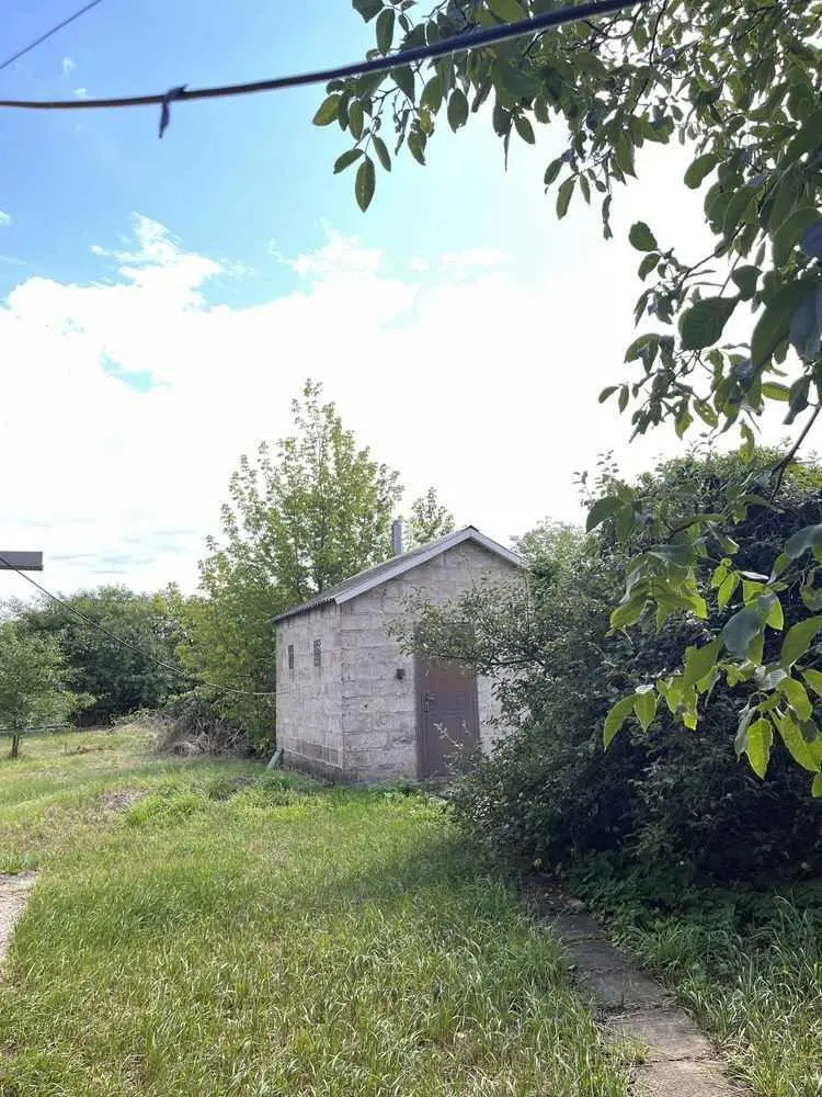 Заміський будиночок-дача в передмісті