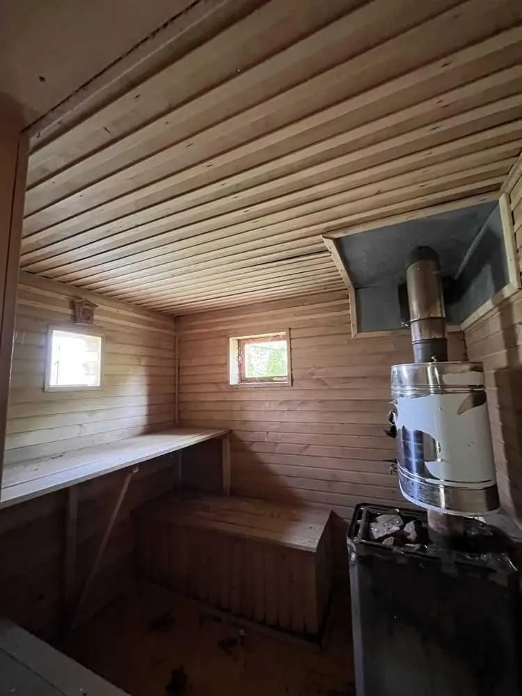 Заміський будиночок-дача в передмісті