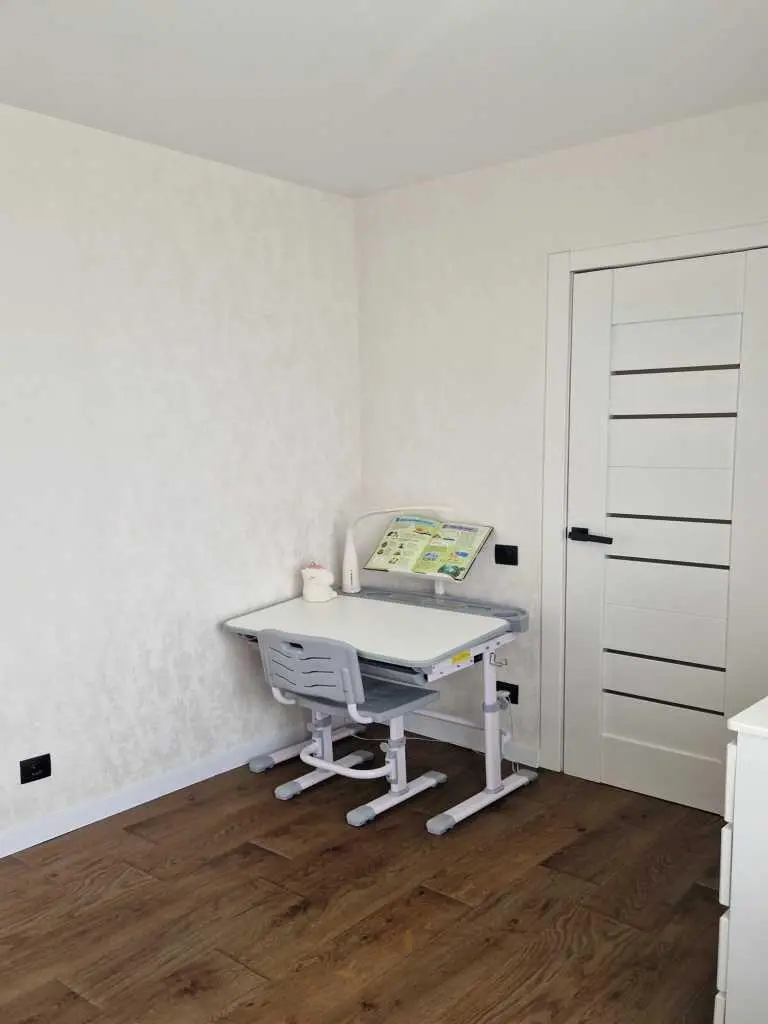 Двокімнатна квартира з ремонтом на Браїлках