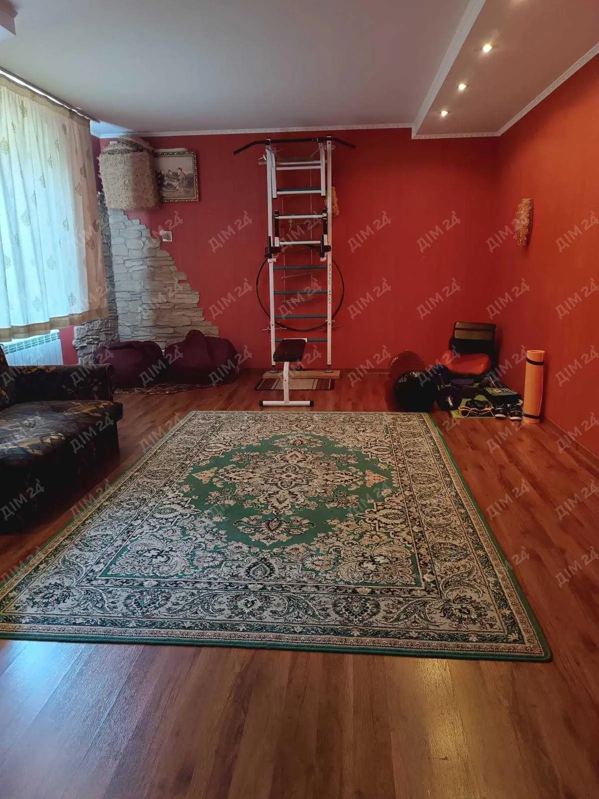 Простора квартира з індивідуальним опаленням на ближній Леваді