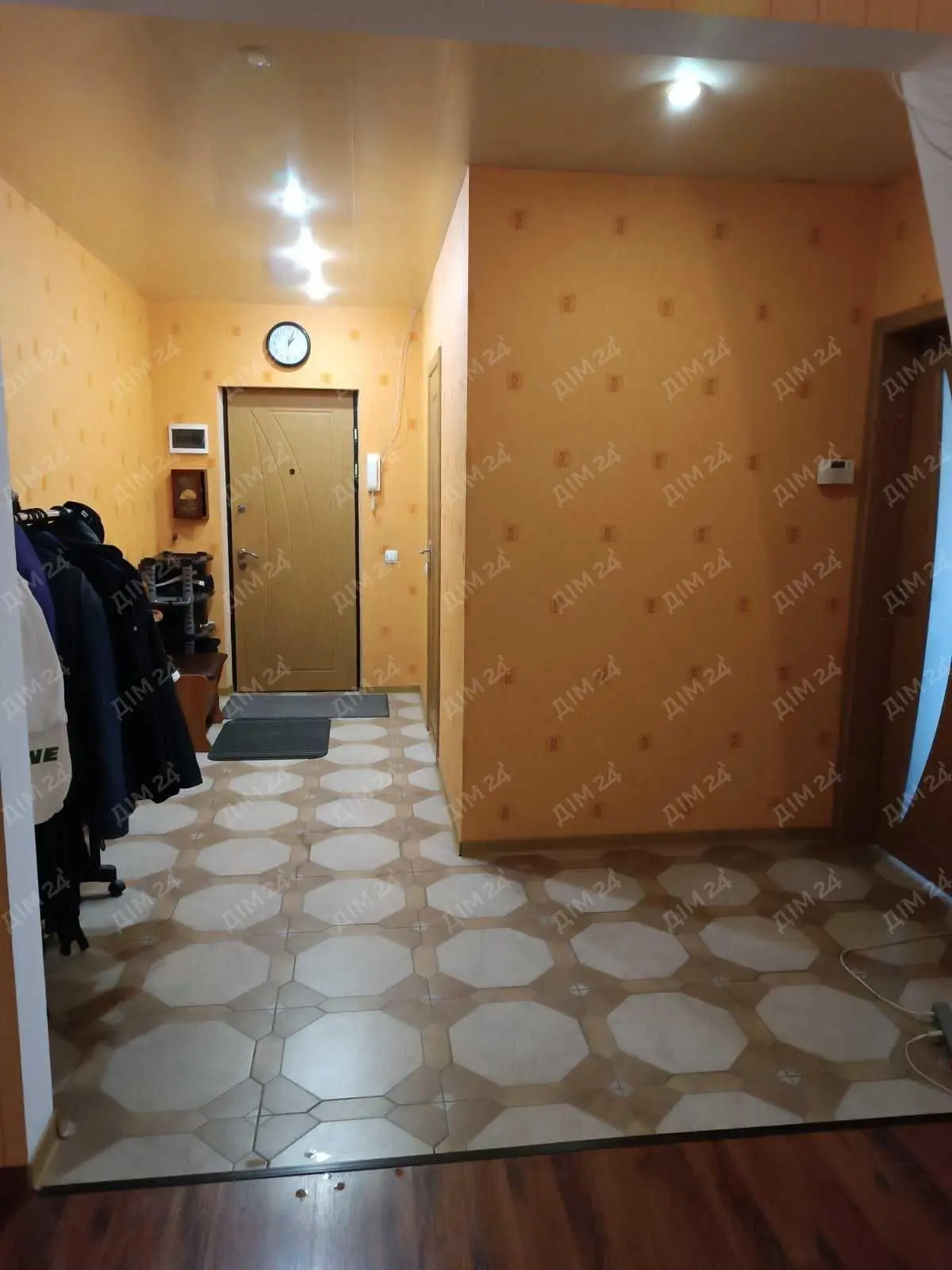 Простора квартира з індивідуальним опаленням на ближній Леваді