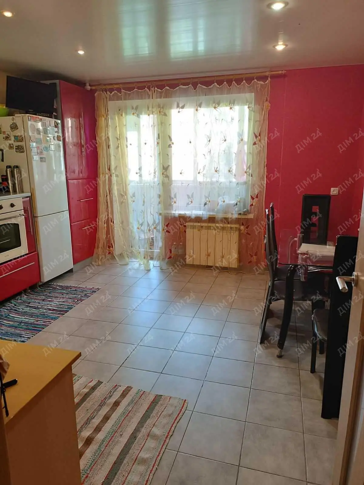 Простора квартира з індивідуальним опаленням на ближній Леваді