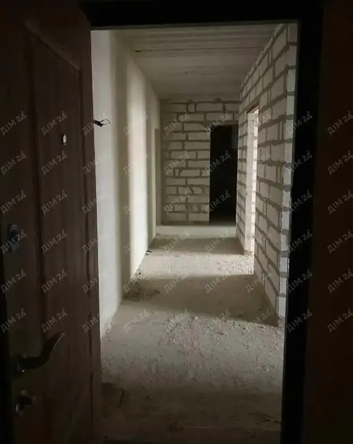 Простора 3-кімнатна з автономним опаленням та коморою