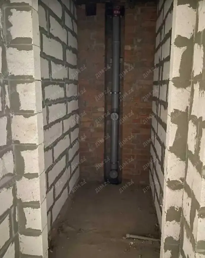 Простора 3-кімнатна з автономним опаленням та коморою