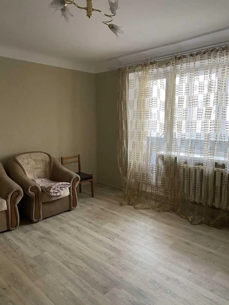 Простора 3-кімнатна квартира на 2-му поверсі в центральній частині Полтави!