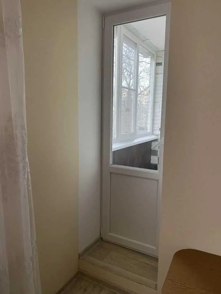 Простора 3-кімнатна квартира на 2-му поверсі в центральній частині Полтави!