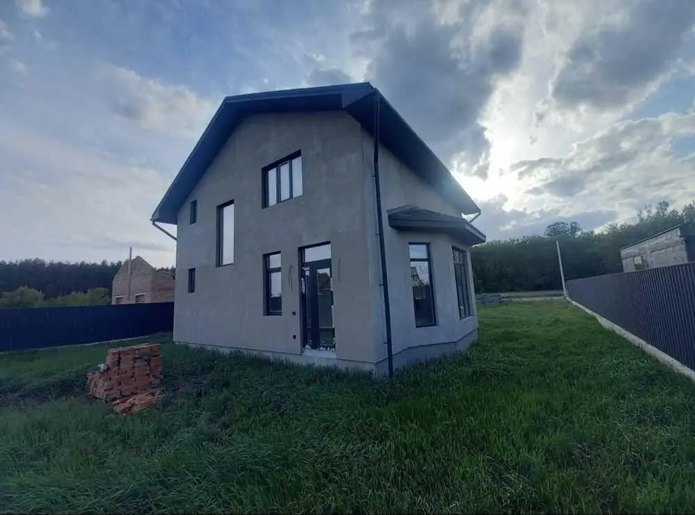 Новий будинок у Верхолах поруч із сосновим лісом