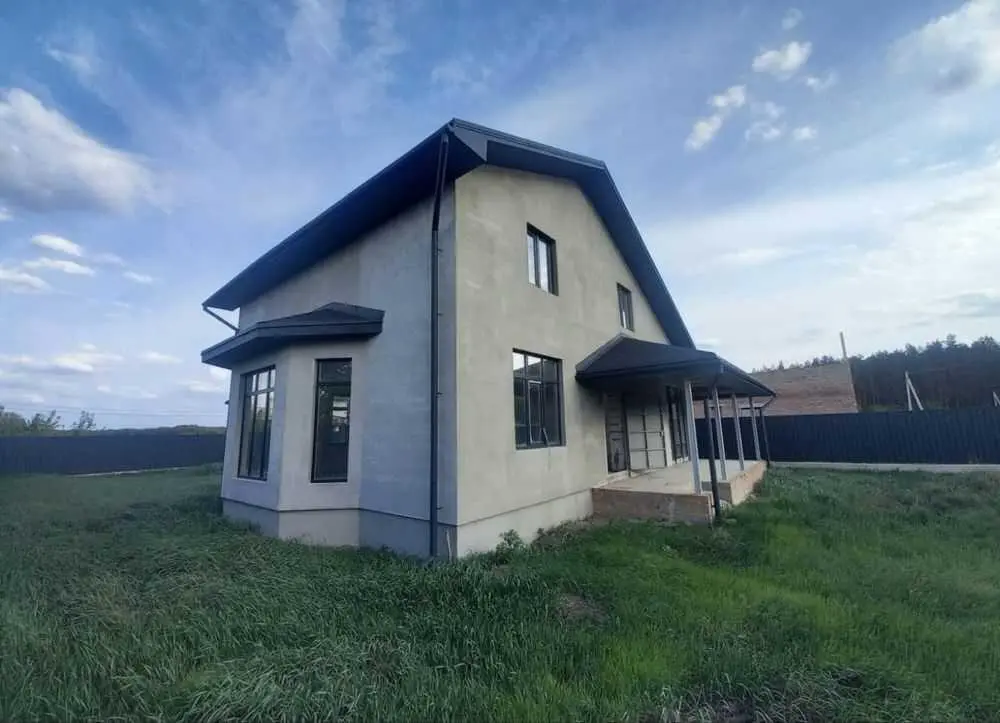 Новий будинок у Верхолах поруч із сосновим лісом