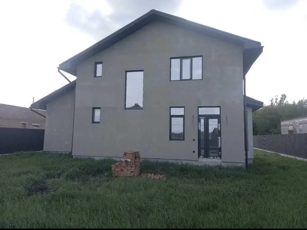 Новий будинок у Верхолах поруч із сосновим лісом