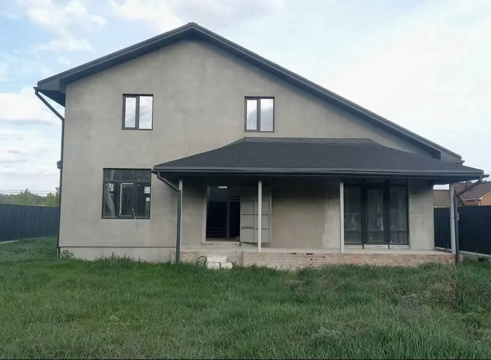 Новий будинок у Верхолах поруч із сосновим лісом