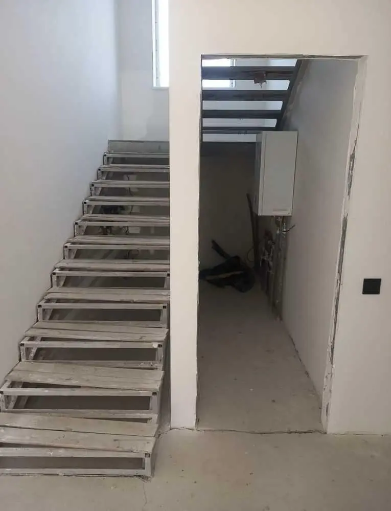 Новий будинок у Верхолах поруч із сосновим лісом