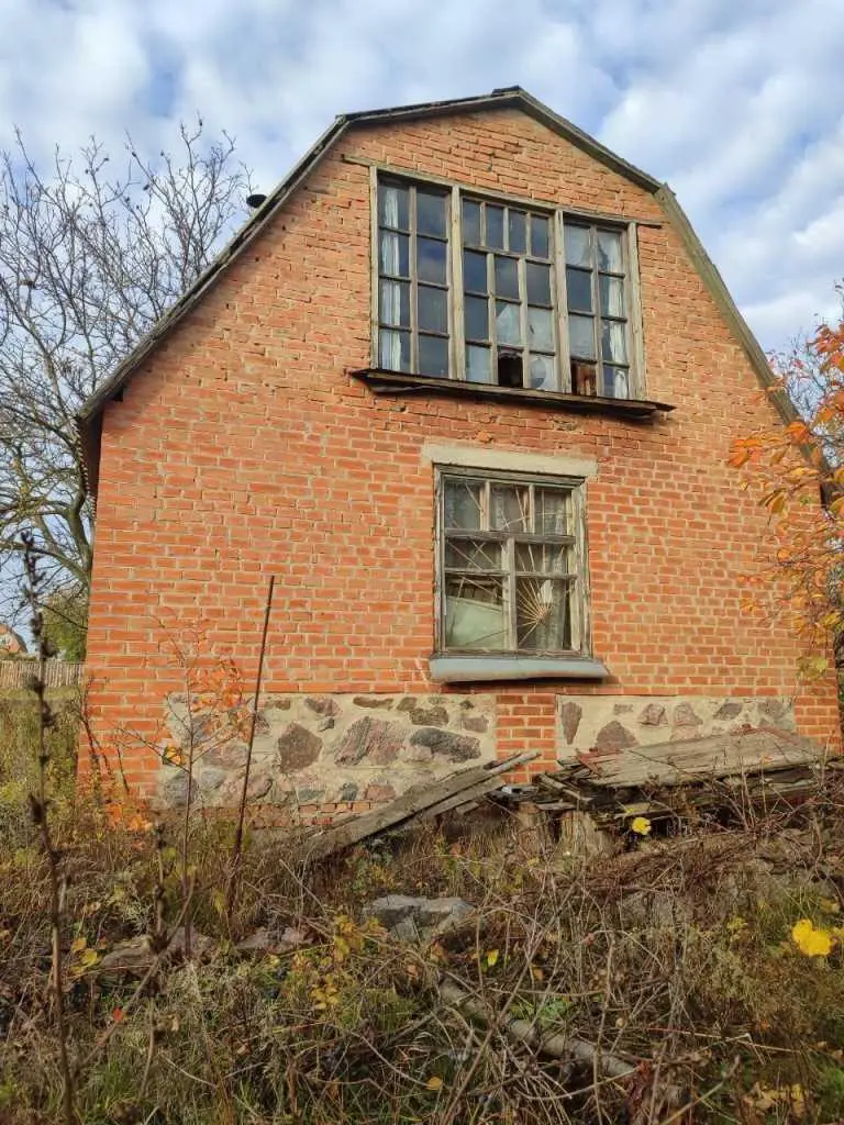 Земельна ділянка з будинком під ремонт в Жуках!