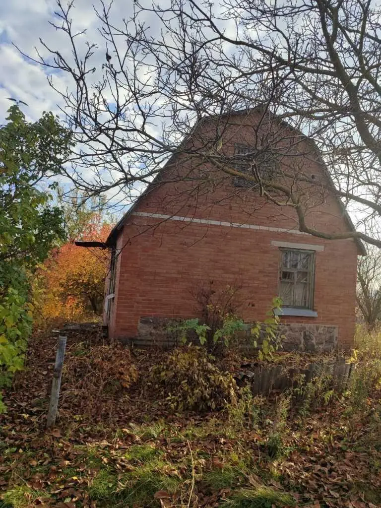 Земельна ділянка з будинком під ремонт в Жуках!