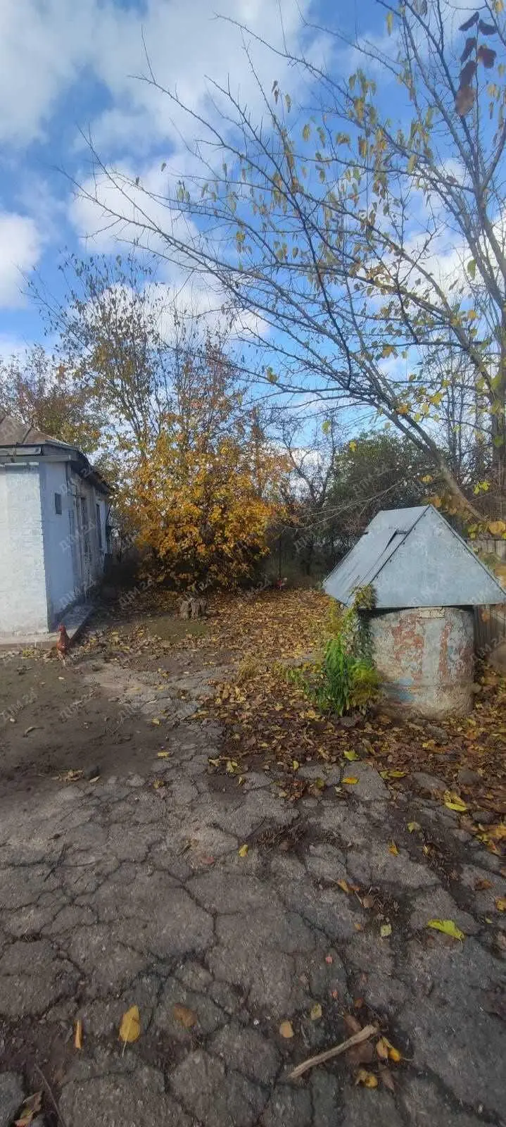 Окремий будинок поруч з містом.