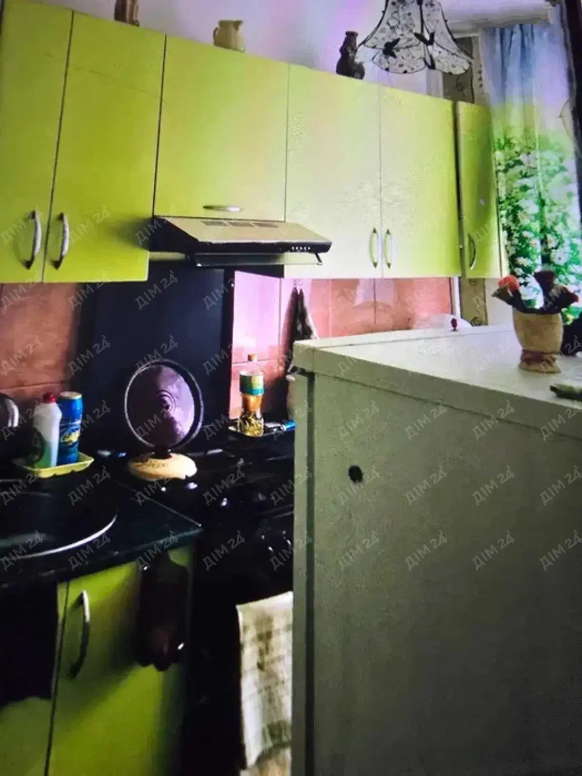 Трикімнатна сталінка на Подолі.