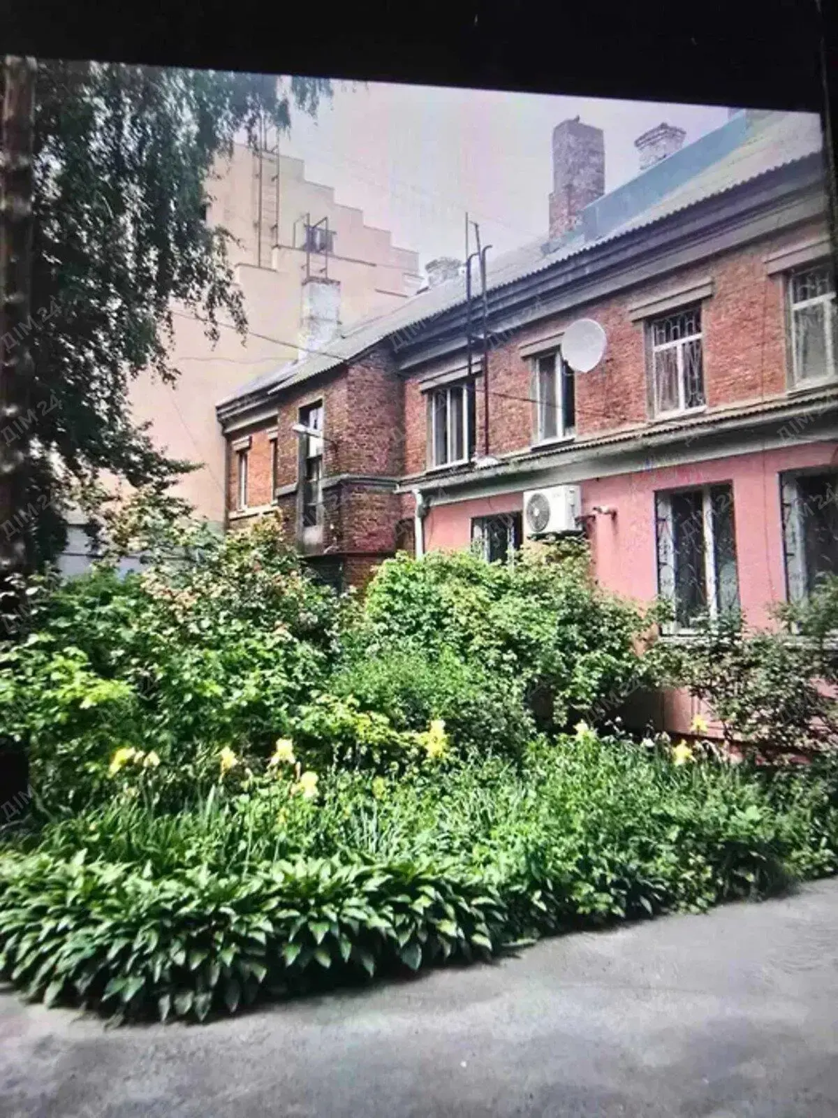 Трикімнатна сталінка на Подолі.