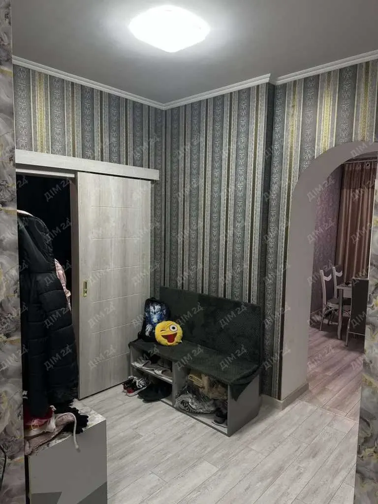 Тепла трикімнатна квартира в тихому районі