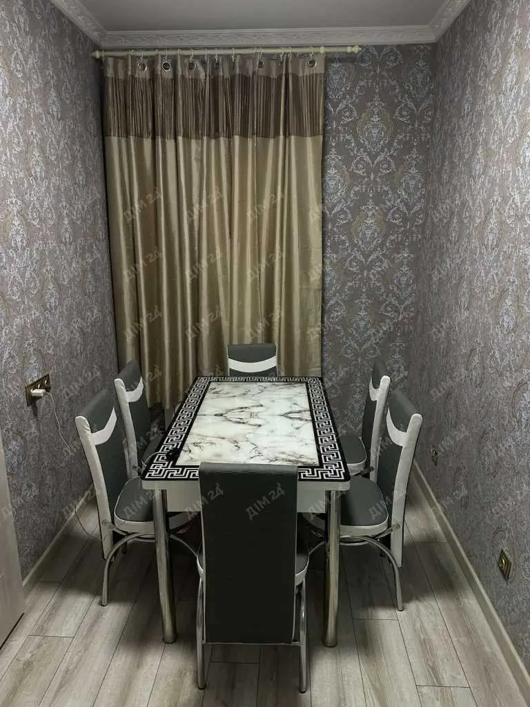 Тепла трикімнатна квартира в тихому районі