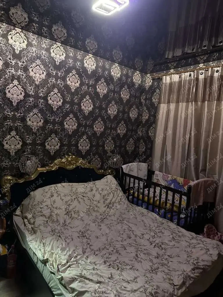 Тепла трикімнатна квартира в тихому районі