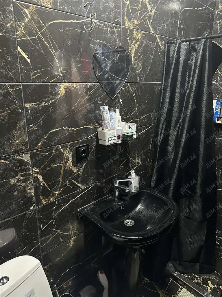 Тепла трикімнатна квартира в тихому районі