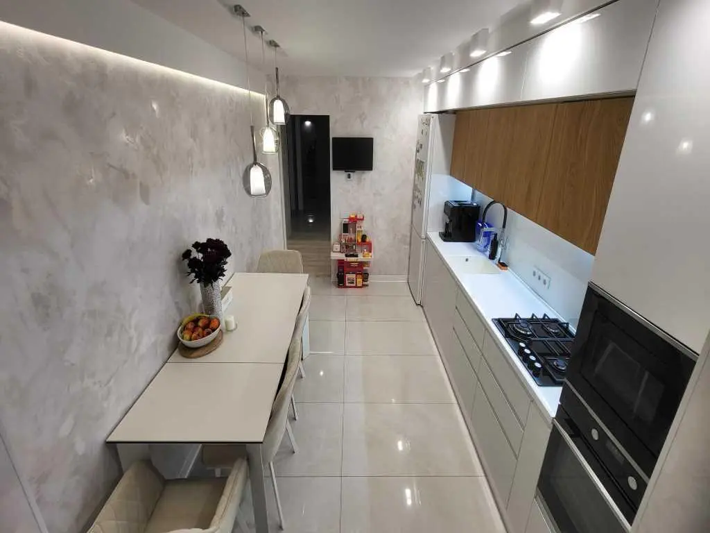 Продаж елітної трикімнатної квартири 112 м² з індивідуальним газовим опаленням
