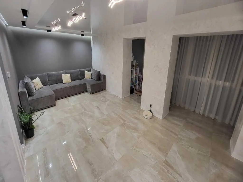 Продаж елітної трикімнатної квартири 112 м² з індивідуальним газовим опаленням
