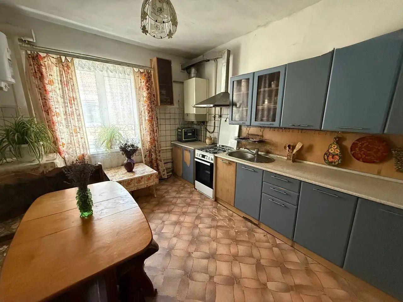 Окремий будинок з ремонтом на Монастирскій Горі