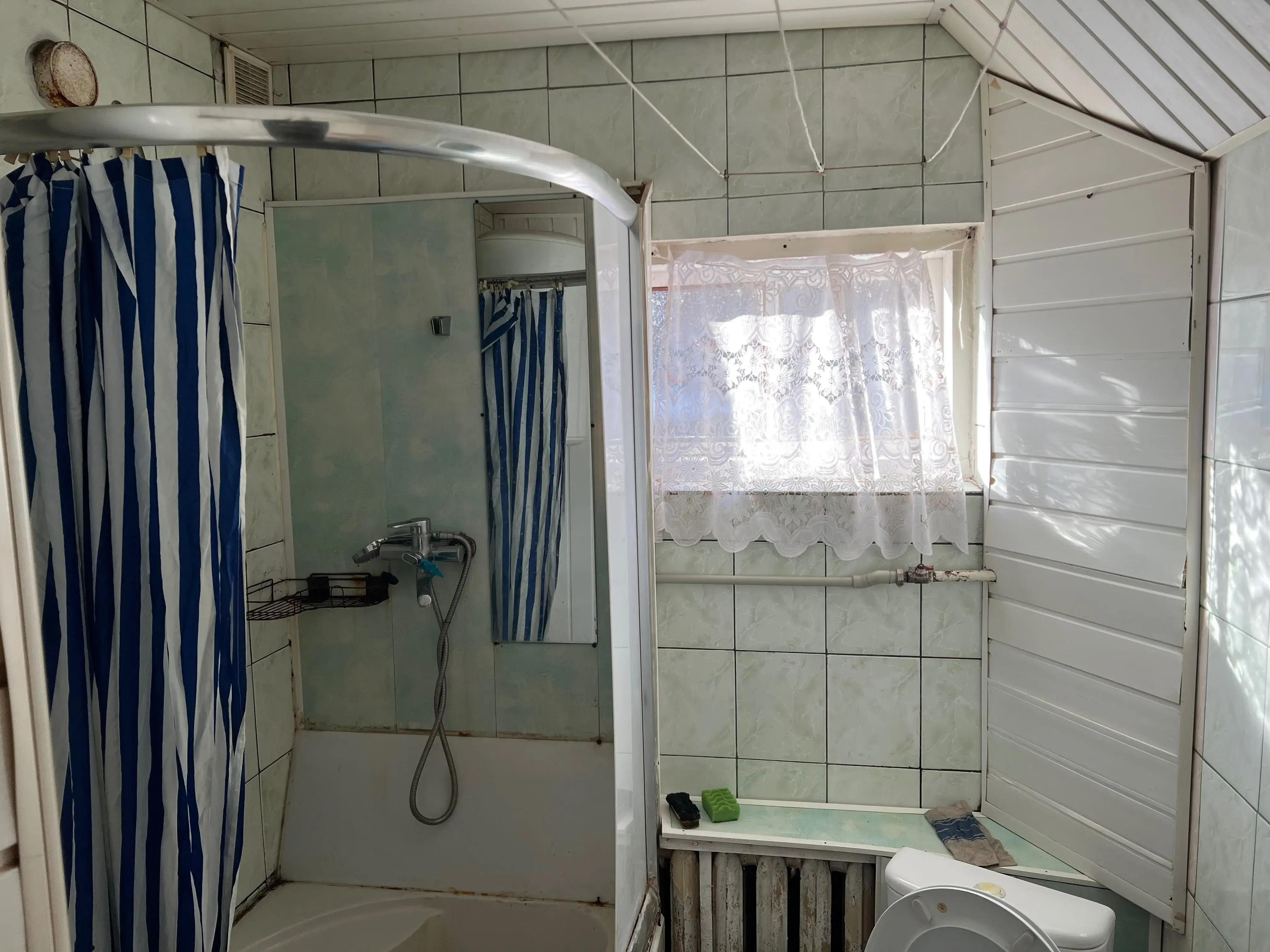 Частина будинку з ділянкою та гаражем у затишному районі