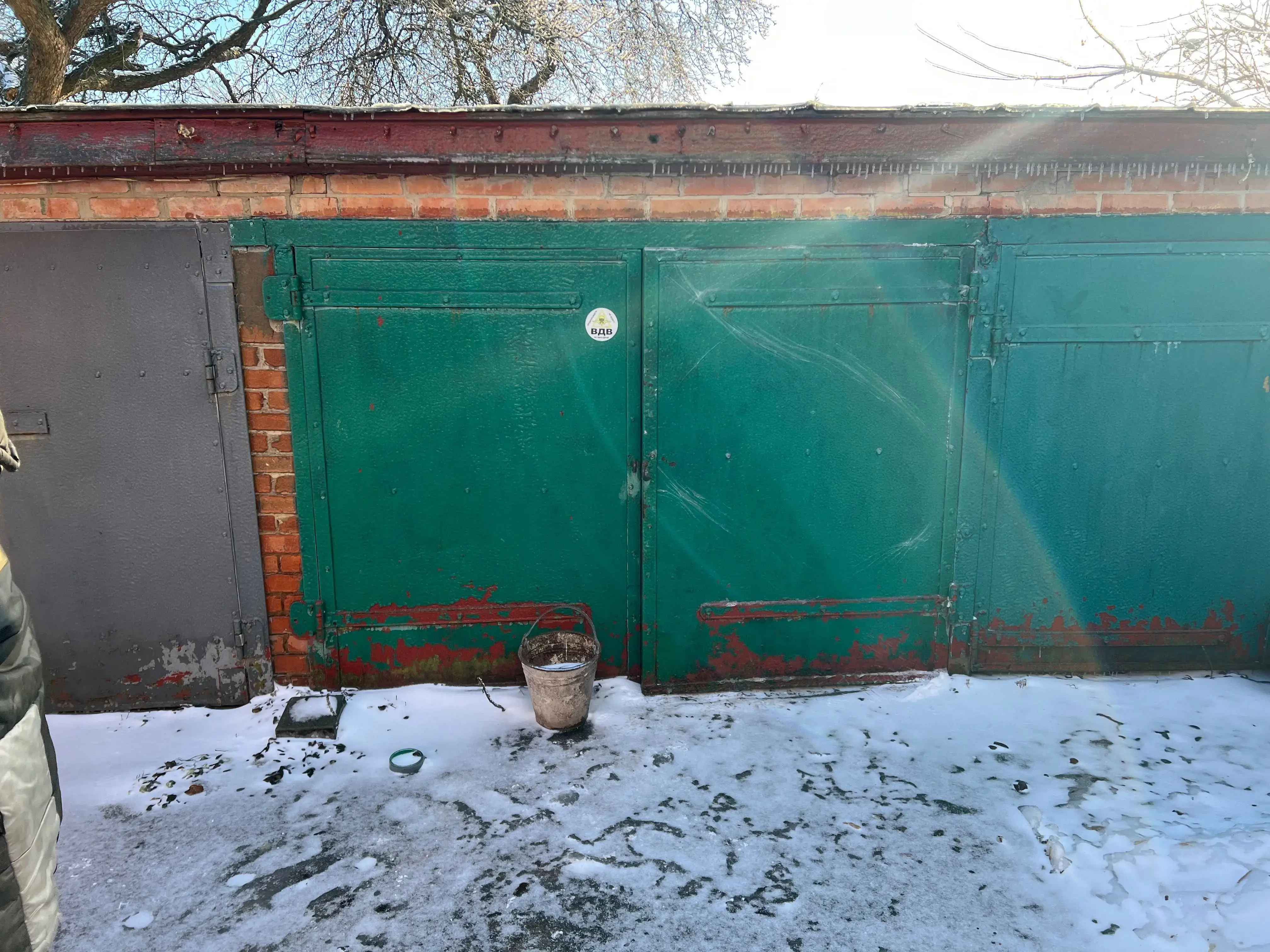 Частина будинку з ділянкою та гаражем у затишному районі