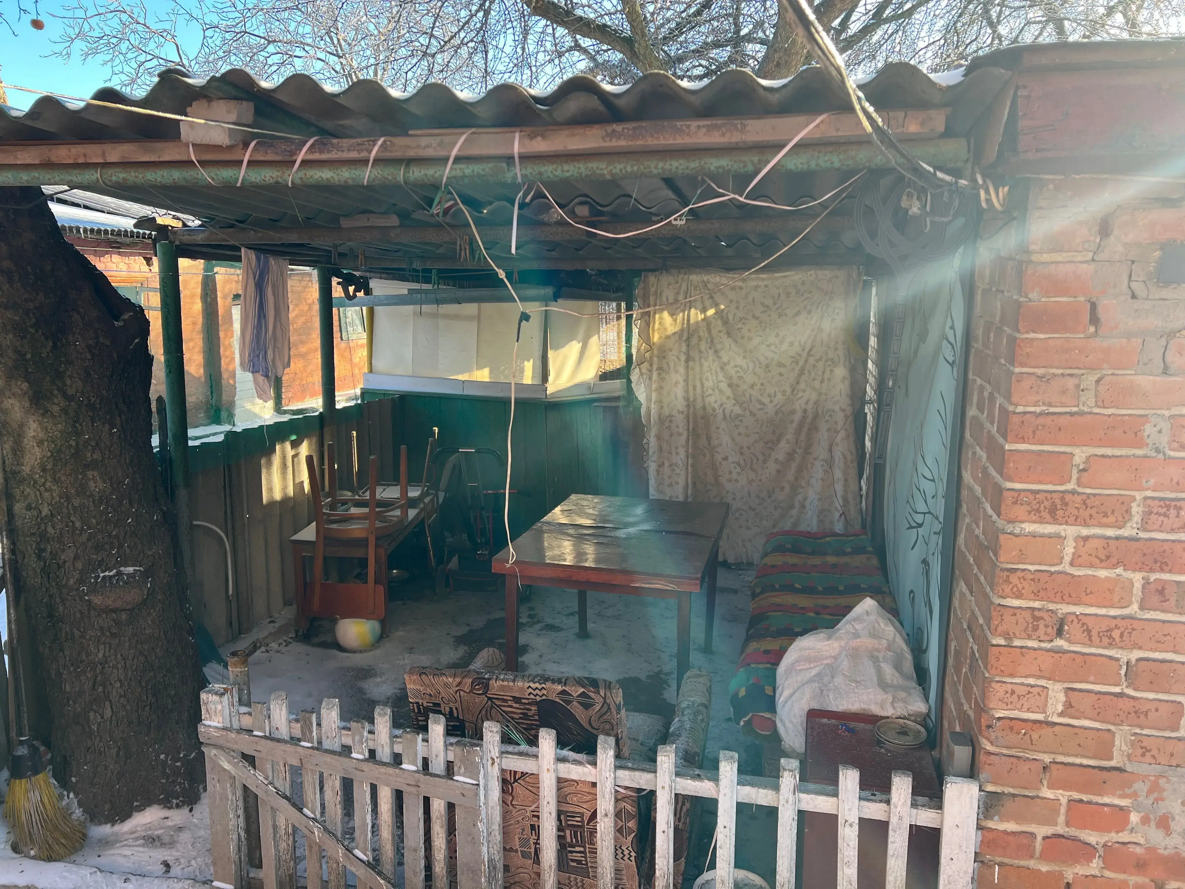 Частина будинку з ділянкою та гаражем у затишному районі