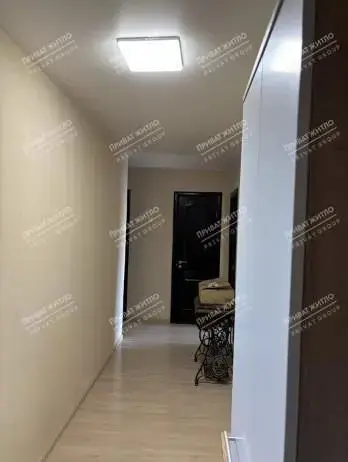 Продається трикімнатна квартира на Алмазному